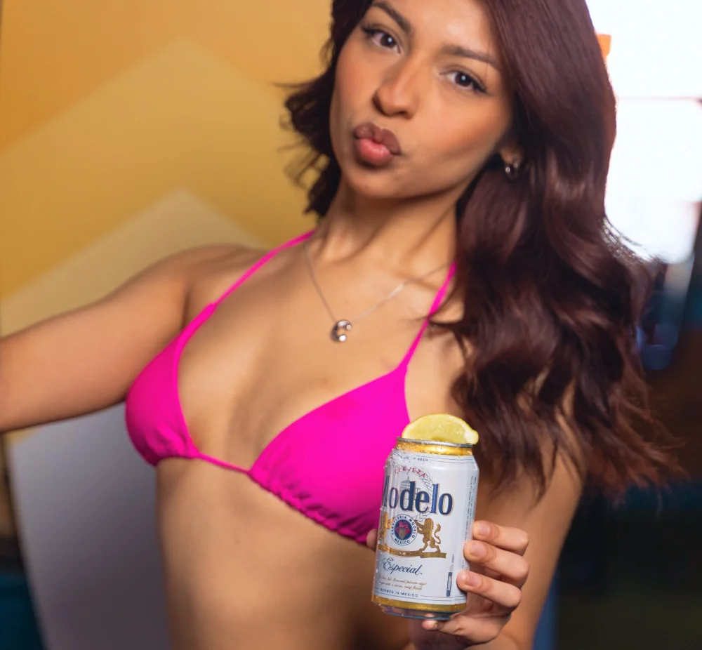 Cabo Joe's server holding a Modelito for Friday specials
